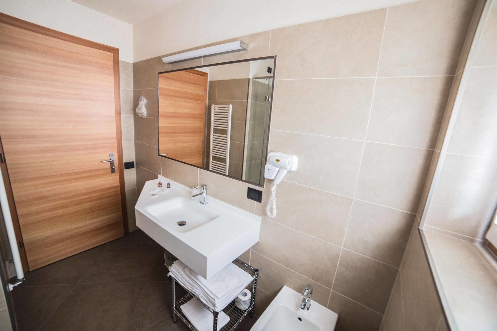 Hotel Garni Paradisi - Wellness & Spa Mezzano Exterior photo